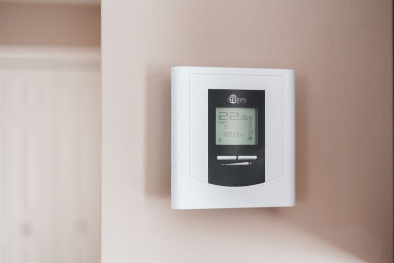 Passage à l’heure d’hiver le 25 octobre : vérifier thermostats, volets et prises connectés